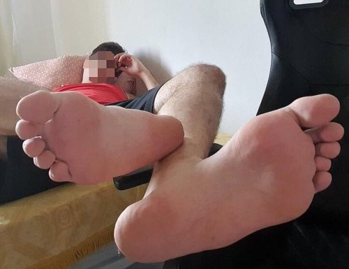 guyfeettoegasms: shoeburst:18US (via ed.size18) Wow, those are some big wide ass feet.