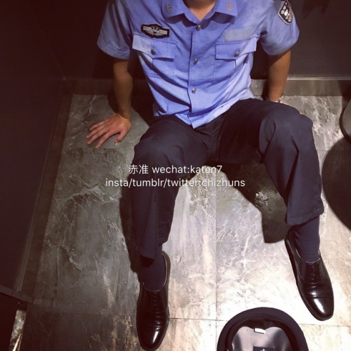 ambers07: capf-tj: chizhuns: 公厕 警察 喝尿 舔马桶 狗姿训练 平时工作多一本正经背后就有多骚贱 想把脸贴在这个骚警察的黑袜脚底吗 转发解锁更多视频 可以的诶，转一个 优