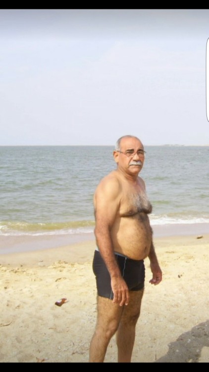 unclesonly:  formaldeidos:Que maravilha de homem, adoro. Lovely daddy with fleshy boobs..