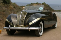 dieselpunkflimflam:1939/47 Rolls-Royce Phantom III “Vutotal” Cabriolet, by Labourdette In the late 1920s and throughout the 1930s, luxury automobile manufacturers became embroiled in a multi-cylinder engine war. Twelve and sixteen cylinders started