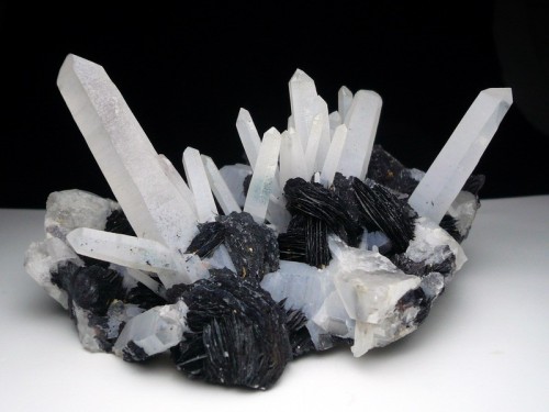 ifuckingloveminerals: Hematite var: Specularite, QuartzJinlong hill, Longchuan Co., Heyuan Prefectur