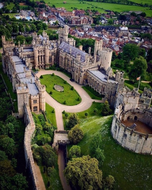 legendary-scholar:    Incredible views of an ancient city in Arundel, United Kingdom.