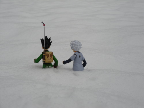 kabi-kinoko: Stuck in the snow there is nothing left to do than a snowball match. Click the pictures