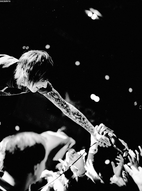wineunnie:  Favourite pictures of Oli Sykes live↳ [3/10] 