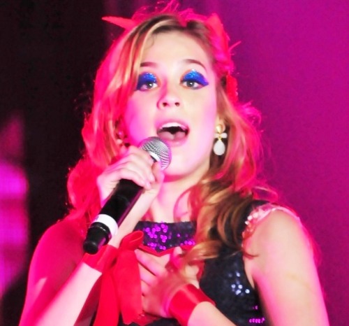 lualuinha-deactivated20130402:  Rebeldes in: Cantando.  