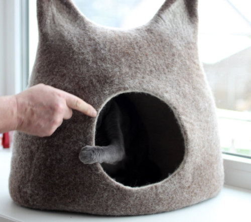 culturenlifestyle: Creative and Modern Colorful Cat Caves Etsy shop Agnes Felt makes cosy and modern