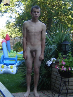 lukemckenzie141:  str8bloke:  Naked Freddie in the garden  Freddie is fitt