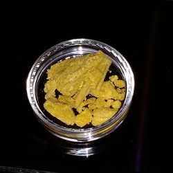 hazeltail420:  Larry OG Crumble #weed #pot #marijuana #cannabis #ganja #cannabisconcentrate #wax #crumble #dank #dab #dabs #weedporn #420 #710 #larryog #larryogwax #larryogcrumble