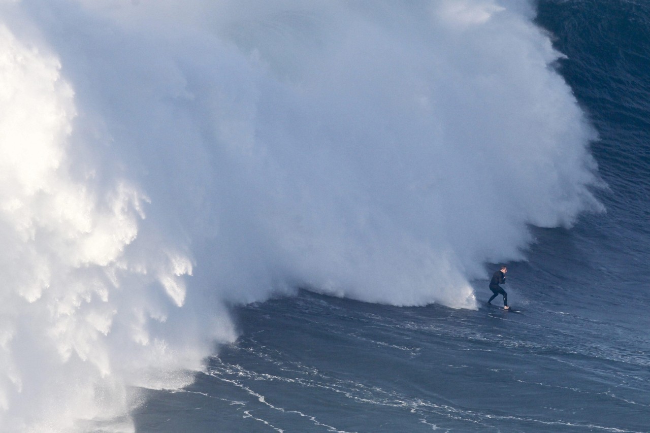 LAS OLAS MÁS GRANDES DEL MUNDO. Un punto obligado de los buscadores de olas grandes está en Nazare, Portugal, que produce olas inigualables que pueden observarse desde un mirador. Por eso, es uno de los puntos del planeta donde se celebra el Mundial...