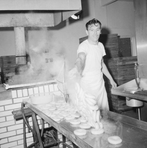 workingclasshistory:On this day, 14 December 1951, Jewish bagel bakers in New York City went on stri