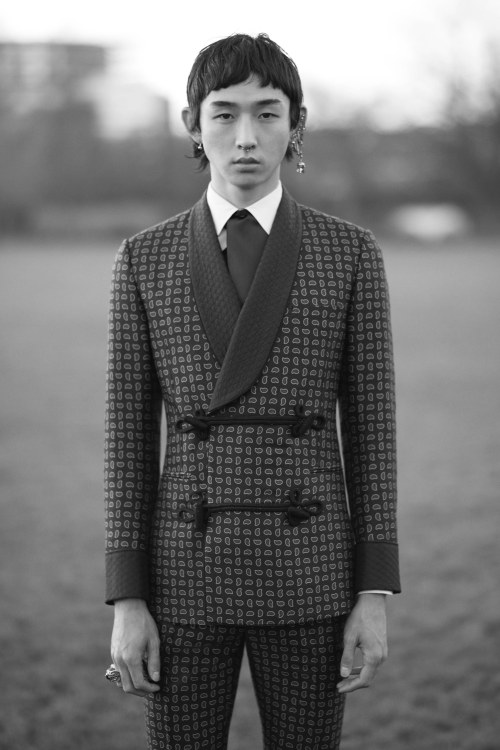 visualjunkee:  Oscar Wilde inspired Look Book for Alexander McQueen - Autumn/Winter 2017 Menswear Collection - designer: Sarah Burton - photographer: Ethan James Green - stylist: Alister Mackie - art direction: M/M Paris - hair: Matt Mulhall - makeup: