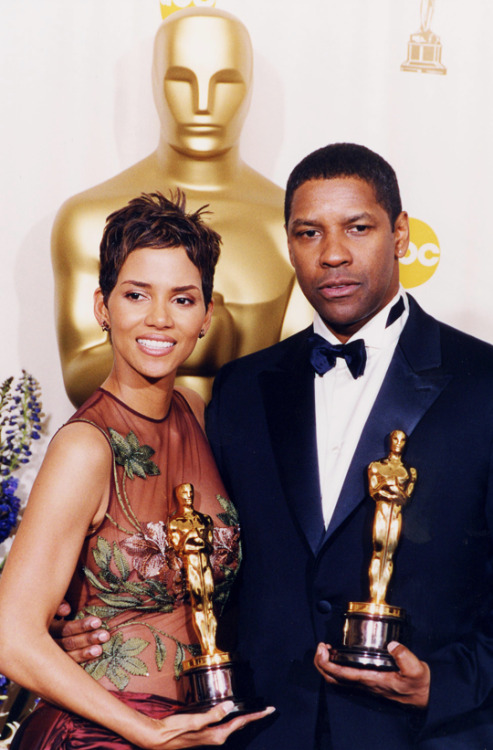 Halle Berry and Denzel Washington pose with their awards for Best Actress in a Leading Role and Best