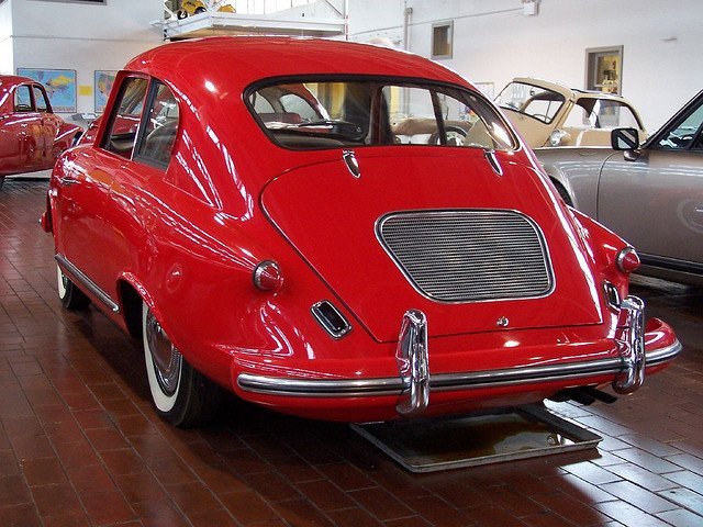 carudamon119:  榛の字(しんのじ)(○|●)‏@ShimbaHome一見ポルシェさんの車に見えますこちらの車実はこちら何とアメリカで製作された車の様でして59年式のWeidner