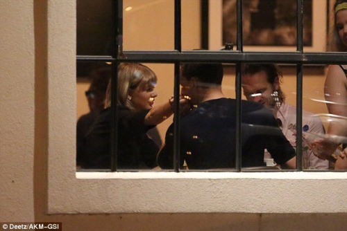 palegingerbabies: THOMAS WILLIAM HIDDLESTON KISSING TAYLOR ALISON SWIFT’S HAND AT LUNCH YESTER