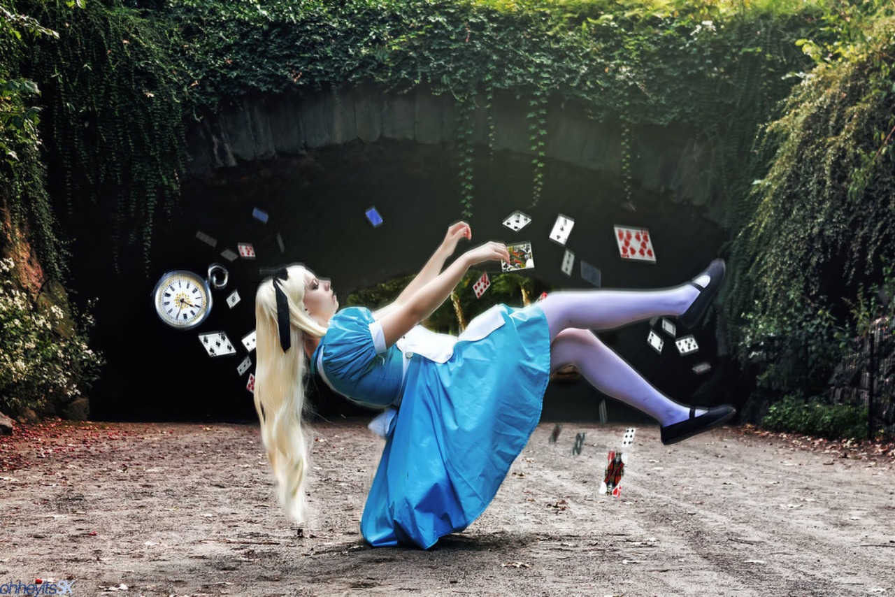 hellowhitneyblog:  Alice falling. 