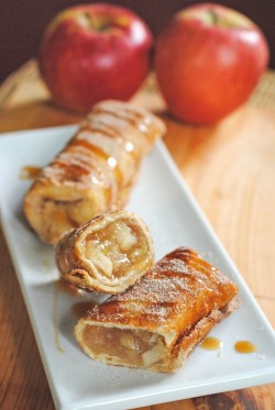 thecakebar:  Cinnamon Apple Dessert Chimichangas Tutorial  {click link for FULL tutorial/recipe}  If I have these ingredients on me right now, I would make one of these Apple Chimichangas. doesn&rsquo;t look that hard to make either.