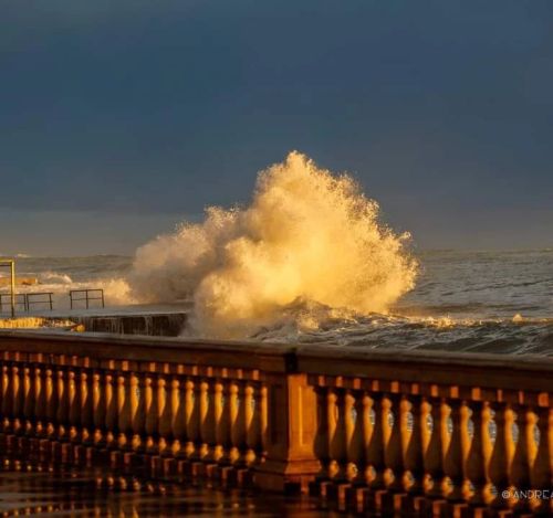 Un onda di luce&hellip; #andreadani #volgotoscana #igerslivorno #waves #livornesity #livorno0586