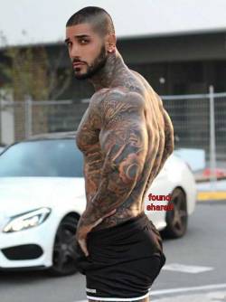 urlipsmynips:  I’m finding more and more of these tatted-up Brothas to crush on