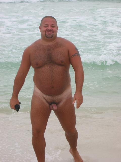 ryecub:  tubbinlondon:  fattyfucker:  Beach daddy.  Mmmmmmm….nice!   Tan lines are hot to me for some reason