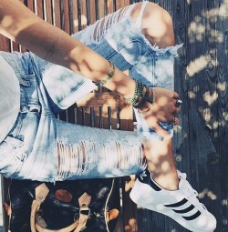 thestylexplorer:  Ripped jeans >> 