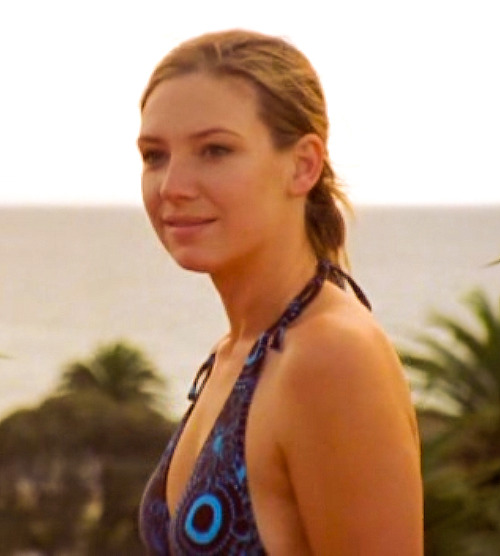 celoewe:  Anna Torv - The secret life of us - Part 13 