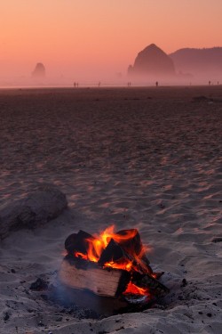 the-world-photography:  Campfire on the Beach