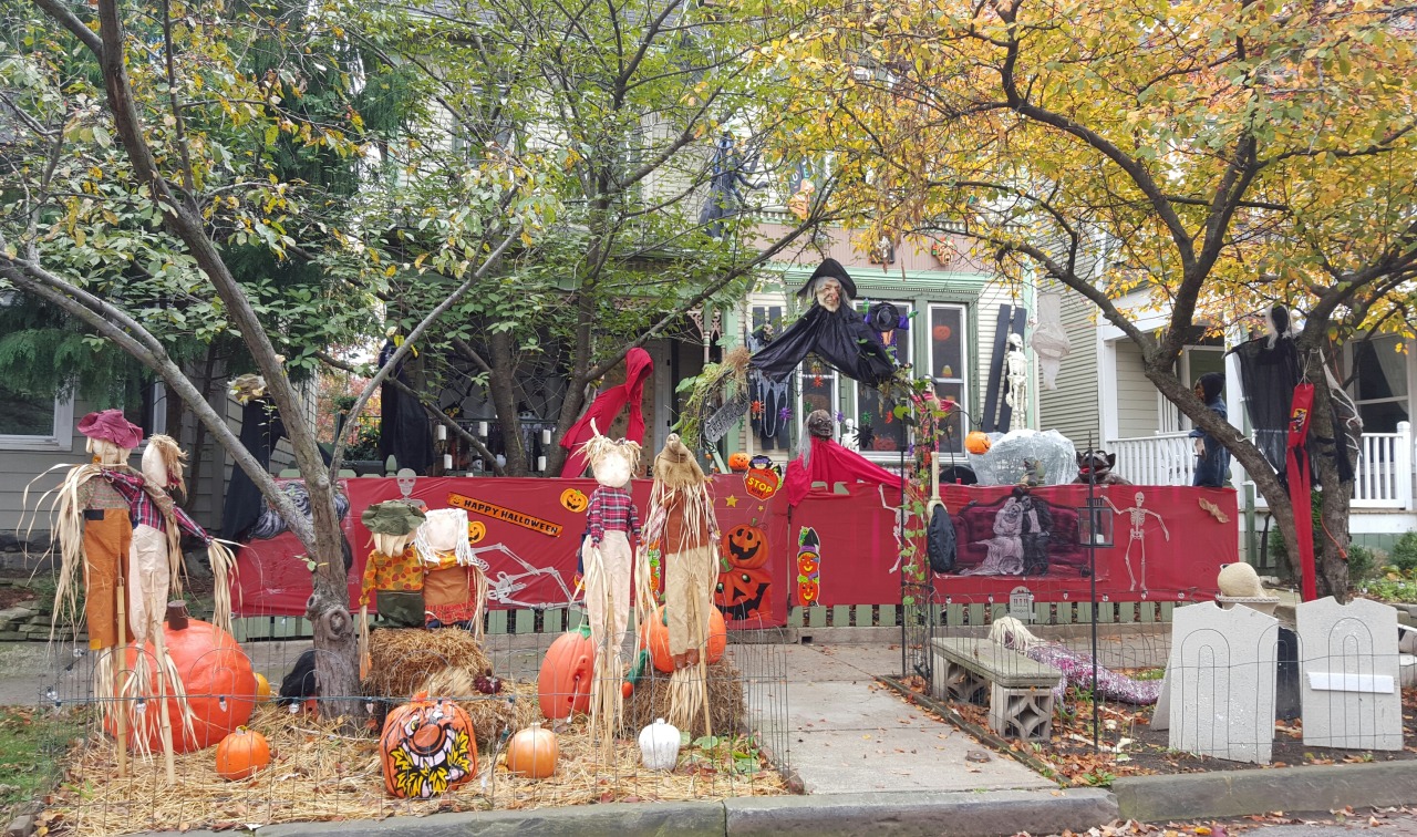 madlori:Fall foliage and Halloween decorations in Victorian Village, Columbus, OH.