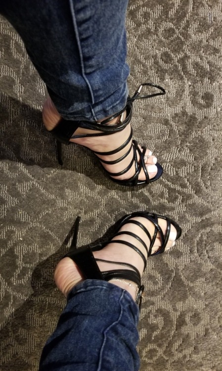 salntandslnner:But strappiest high heel sandals! From www.the-lexa.tumblr.com Wowness! Those are som