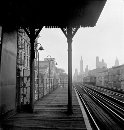 luzfosca:  Marjory Collins New York, New York, 1942 Sept. Looking downtown from the Third Avenue elevated railway in the “Fifties”. 