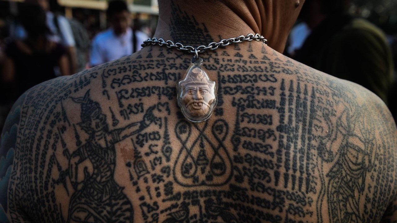 TATUAJES SAGRADOS. Festival anual de tatuajes sagrados, en el templo Wat Bang Phra en Tailandia. Cada año, miles de devotos budistas se reúnen en el templo para celebrar los tradicionales tatuajes de Sak Yant, que los usuarios creen que les traerá...