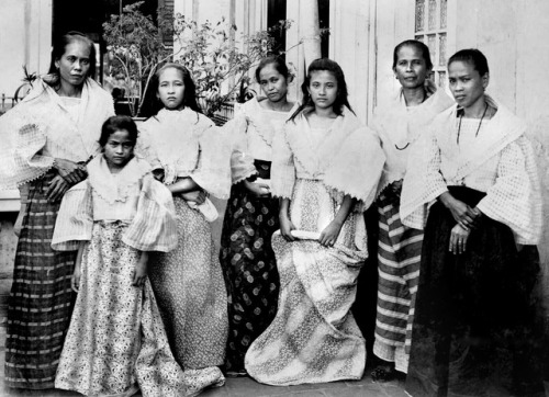 philippinespics: Women of a Tagalog family, Bacoor, Cavite, Philippines 1899 J. Tewell photography