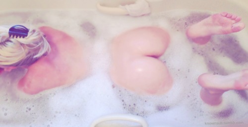 knownsub:  First pic from the bath set :)  This is a great bath pic!