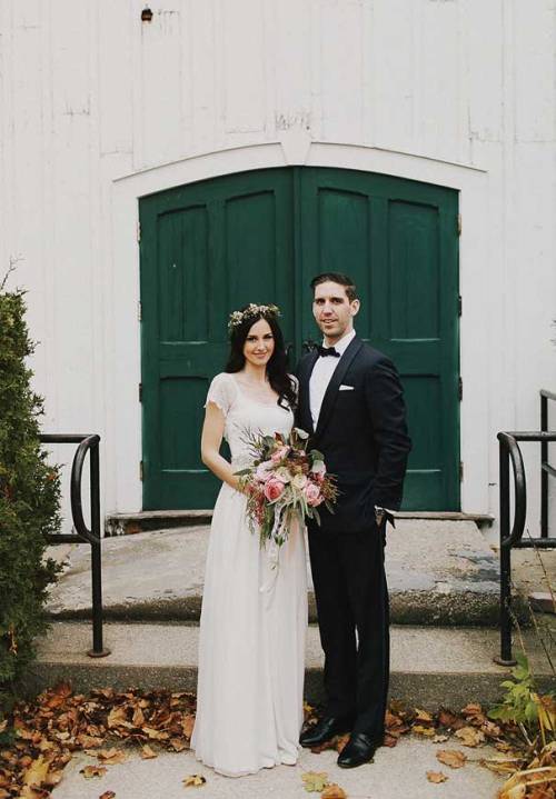 We love a bouquet of natives - this bride is just to die for! And her groom looks pretty good too ;)