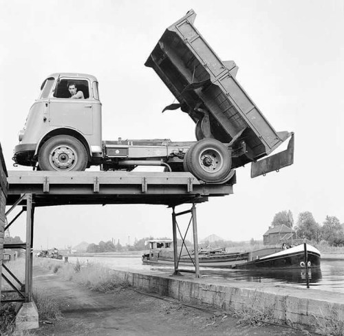 It’s a @cdlhunter Throwback Thursday!#throwback #workingtruck #workingtrucks #history #vintage #mi