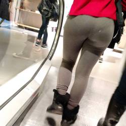 candidvoyeur:  #pariscreep #leggingsseason #sexywalk #pawg