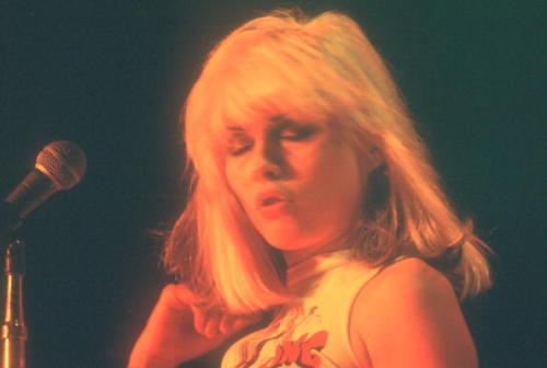 astralsilence: Blondie: Debbie Harry live at CBGB, 1977. Photos by Roberta Bayley. 