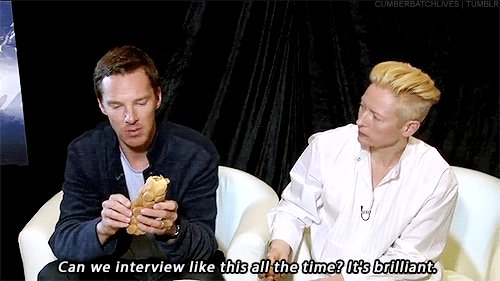 cumberbatchlives:Benedict and Tilda trying chinese food during a interview (x)