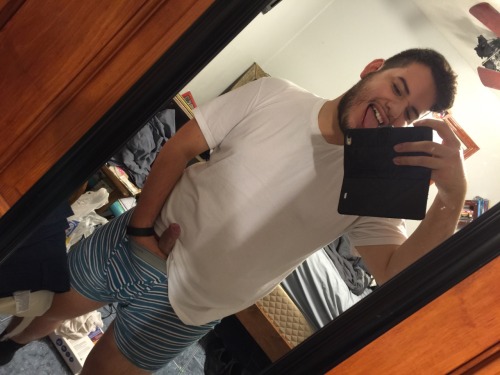 huholeos:  Gotta eat the booty like groceries 😋