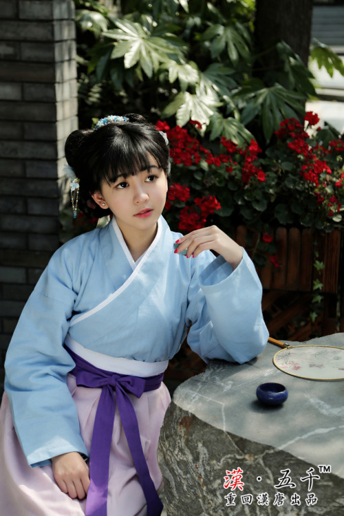 重回汉唐 5hanfu.taobao.com/Model 模特儿：陈错 全套含：上襦一件        下裙一件（带腰带）上襦：浅蓝色棉麻下裙：粉