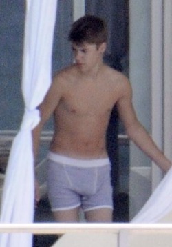 celebrtybulges:  Justin Bieber bulges in