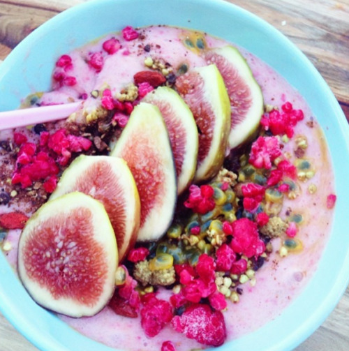 Fig smoothie bowl