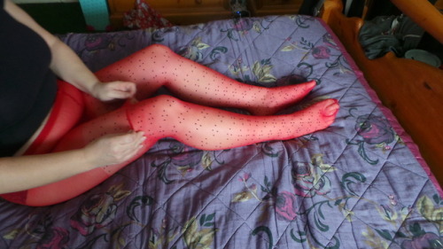 supernylonfeettights:wife in red tights with black spots