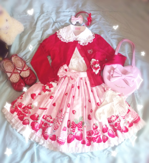 frilly-cat: Coord I would like to wear to my first meet next week! I’m a little nervous about 