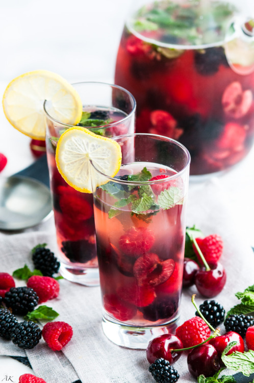 1lifeinspired: hoardingrecipes:Mint Berry Cherry Summer Sangria ♥