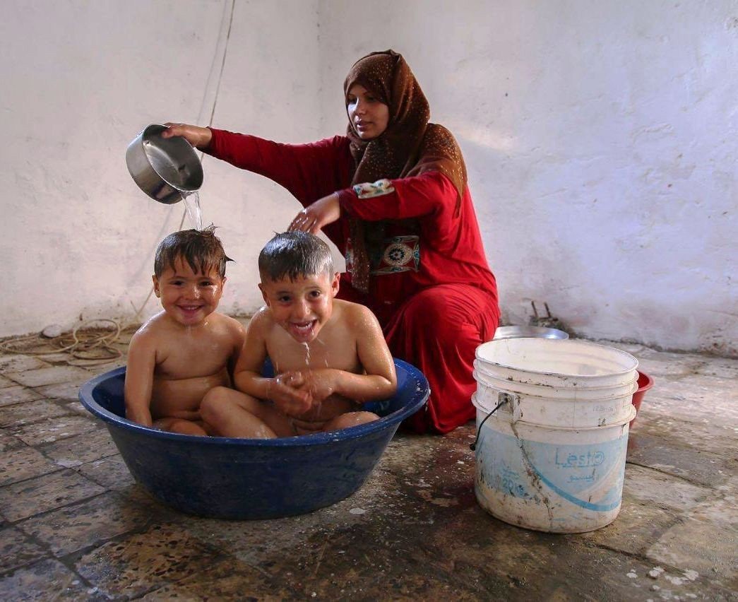 Crisis energética en Gaza
Tras diez años de crisis energética, severos cortes de electricidad en la Franja de Gaza vuelven a trastocar la vida cotidiana de los gazatíes como Sawsan Zorob, madre de siete hijos de Jan Younis, que calienta el agua para...