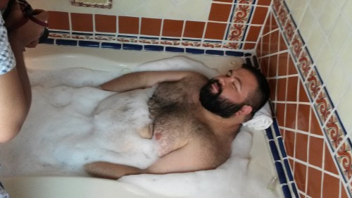 jaredbear:  El detras de camaras de las fotos en la bañera xD 