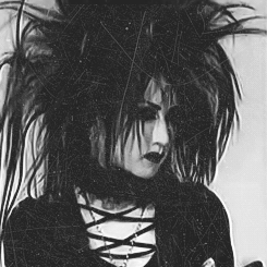 gothiccharmschool:  No, really. I’d like to look like Mana. That hair!  Mana (Moi dix Mois) - hotwave interview 2003.05.08  