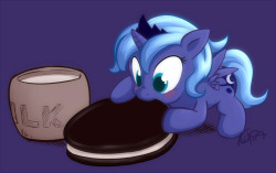 projectrobert:  Luna eating an oreo ^3^ So