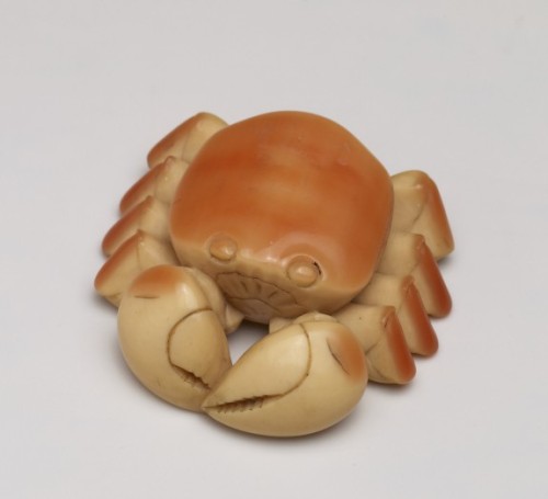 fyrealchemage: questionablepastries: nihon-no-ningyou: An ivory crab netsuke made by Jugyoku during 