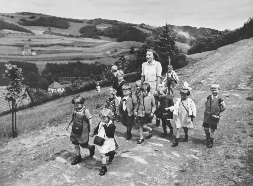 Walter Müller
Nanny with children, 1938
source